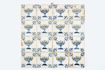 Un panneau de 16 carreaux en fa&iuml;ence de Delft polychrome aux tazzas fruitiers, 17&egrave;me